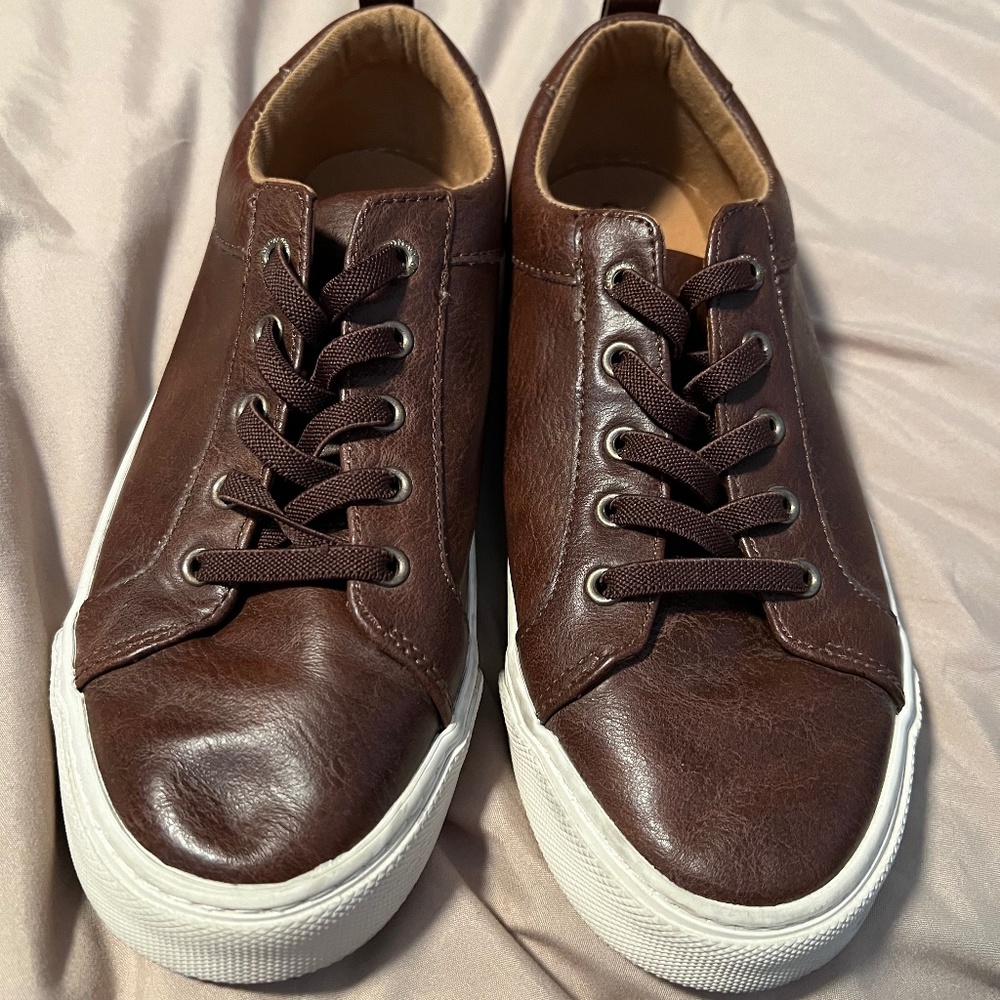 Old Navy Boys Slip-on Leather Everyday Sneaker - size 5